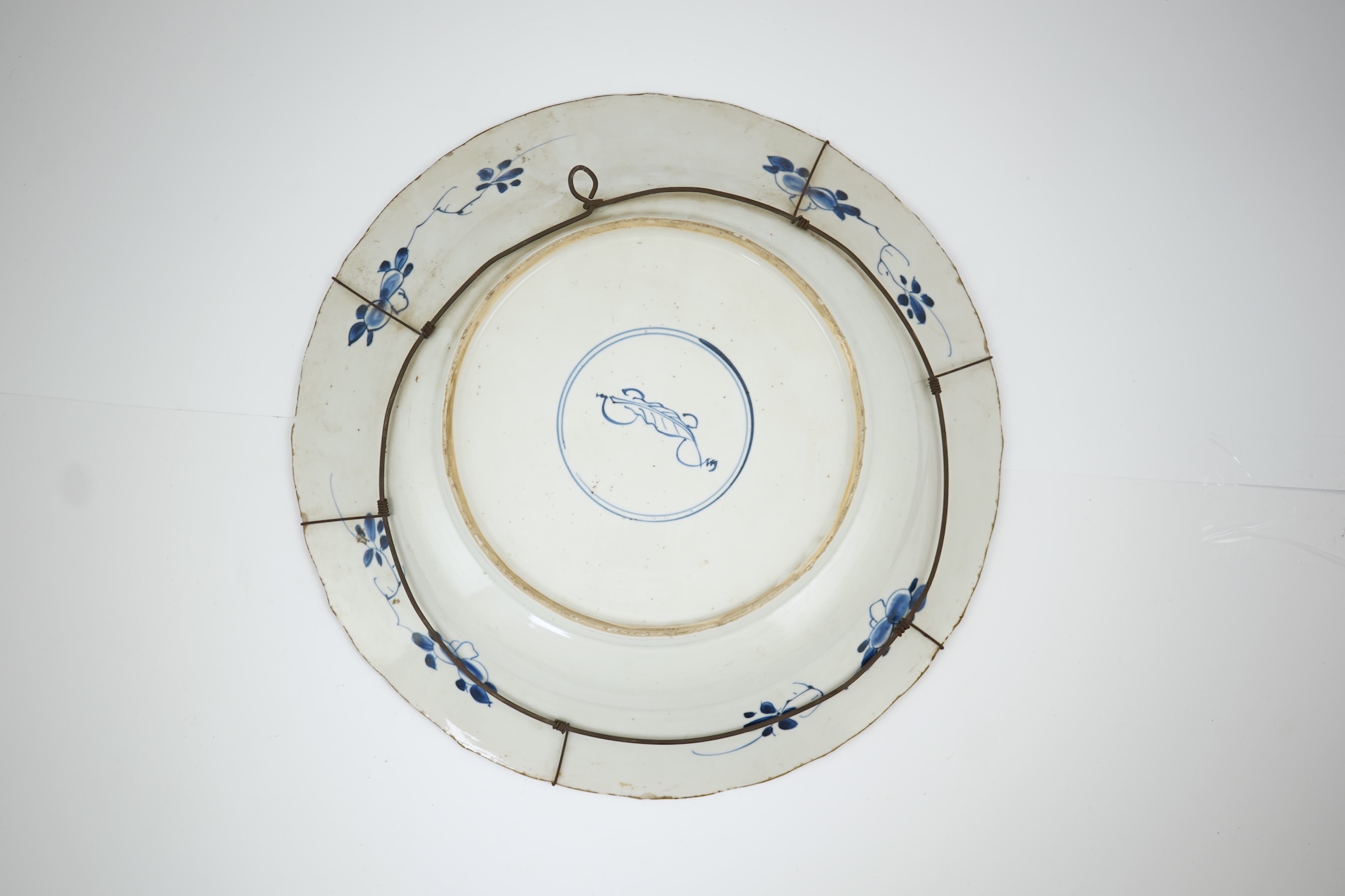 A Chinese blue and white charger, Kangxi period (1662-1722)